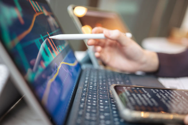 商品開発をするためにデータをチェックしている様子