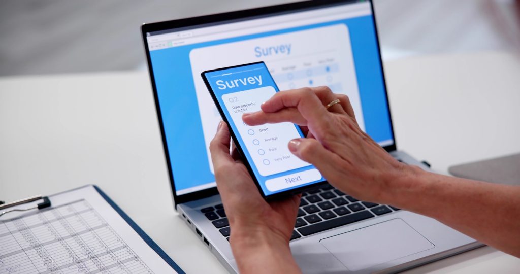 スマホでモニター調査をしている