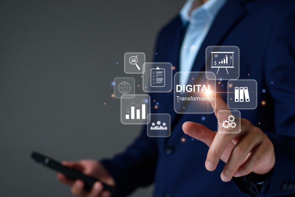 デジタルマーケティングのボタンを押すスーツの男性
