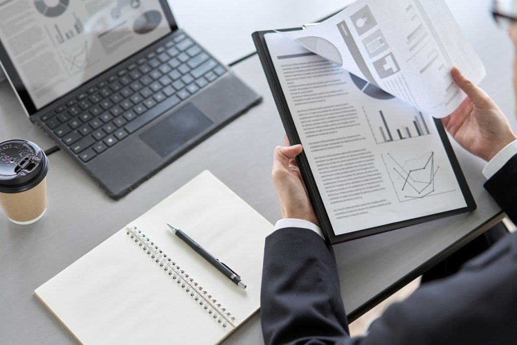 市場調査レポートを読むビジネスパーソン