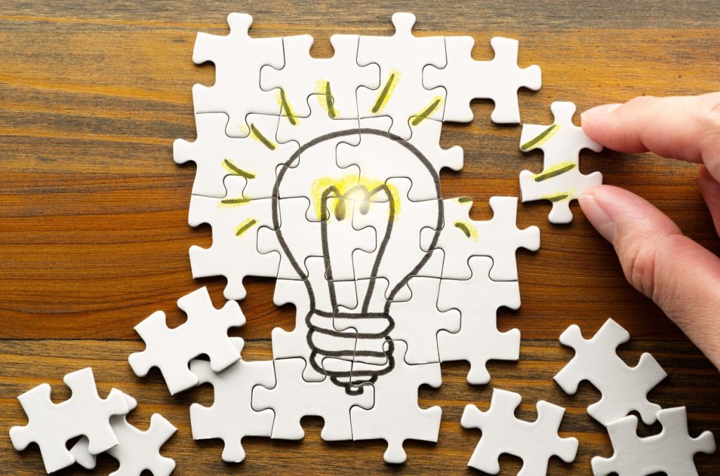 「ひらめきのパズル」を完成させるイメージ絵