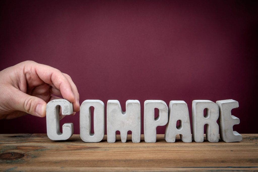 compareの積み木を触る人の手
