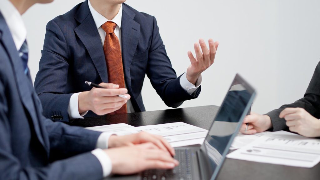 モニター調査会社が打合せをしている。インタビューを受けている。