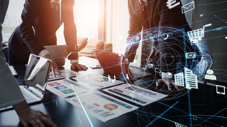 マーケティング戦略立案に勤しむメンバー
