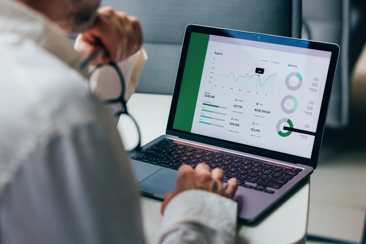 モニター調査の結果を見ている人